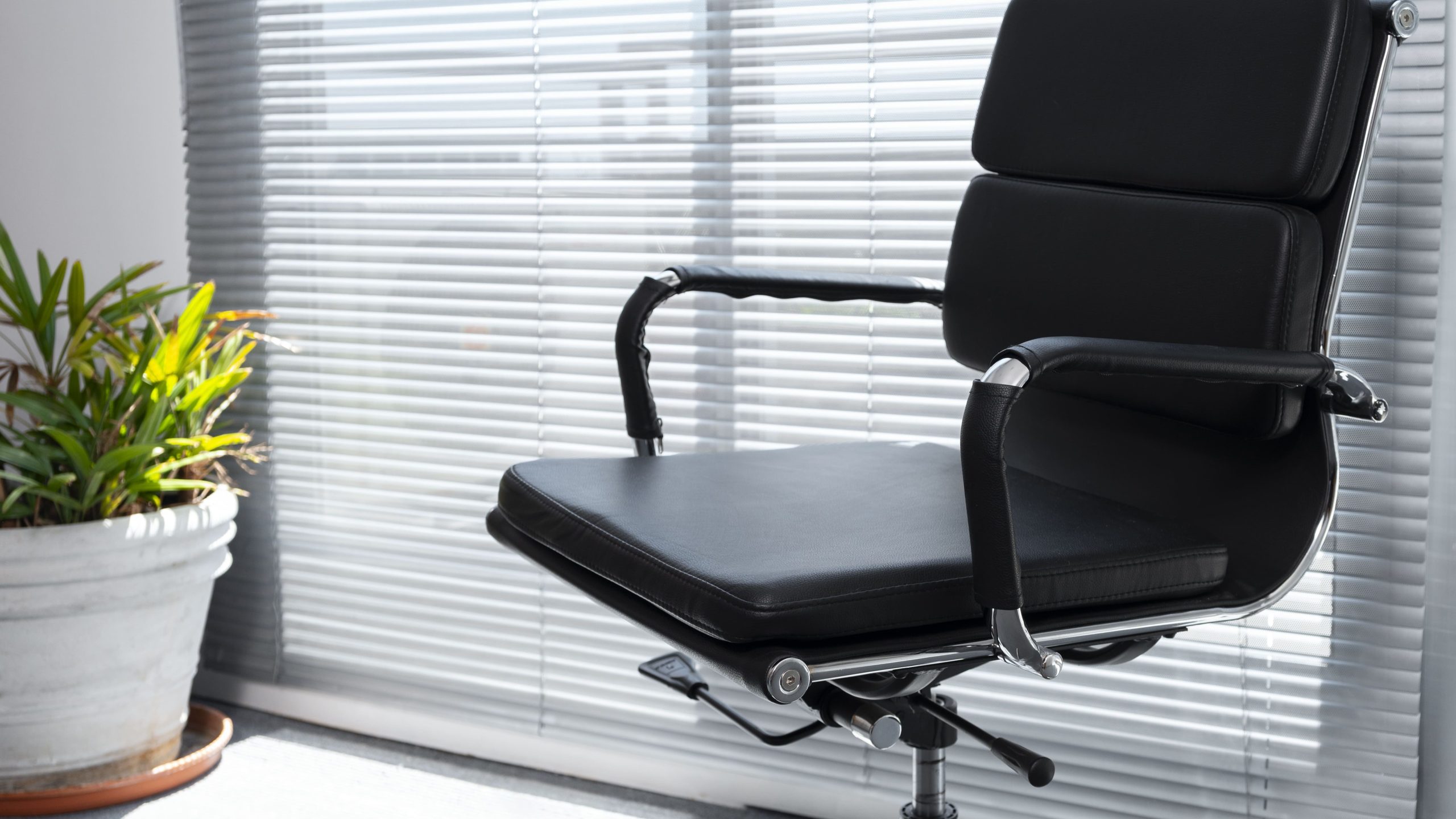 Executive office chair in leather highlighting style and easy maintenance